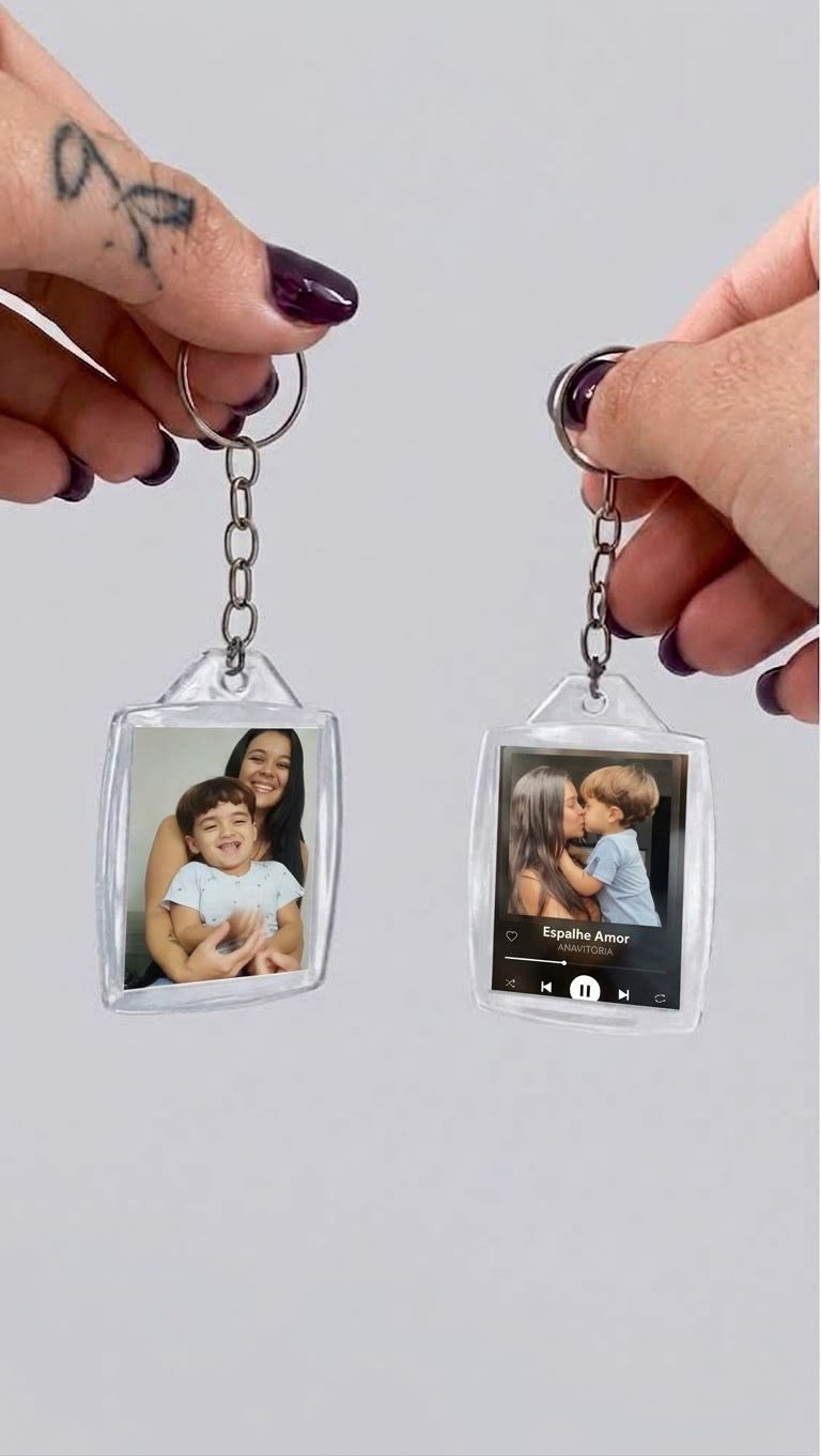 Duas mãos segurando chaveiros com fotos de mãe e filho, um deles no estilo Spotify
